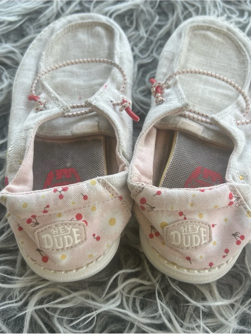 Hey Dudes Wendy  Girls size Y 1 Daisies And Cherries good used condition.